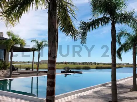 TERRENO CON GRAN ESPEJO DE AGUA EN INMEJORABLE UBICACION