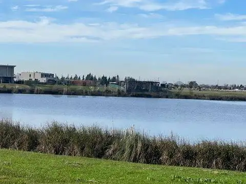 Lote con gran espejo de agua en El Naudir