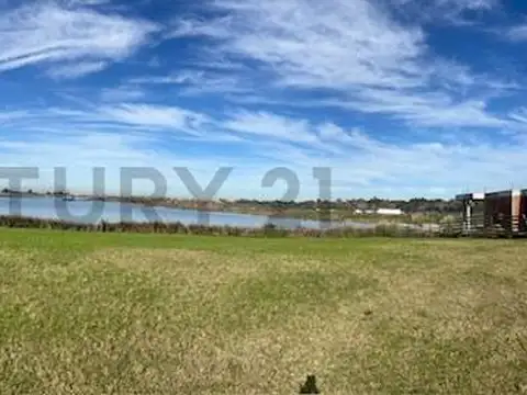 TERRENO CON GRAN ESPEJO DE AGUA EN INMEJORABLE UBICACION