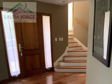 Casa 9 ambientes con 3 baños