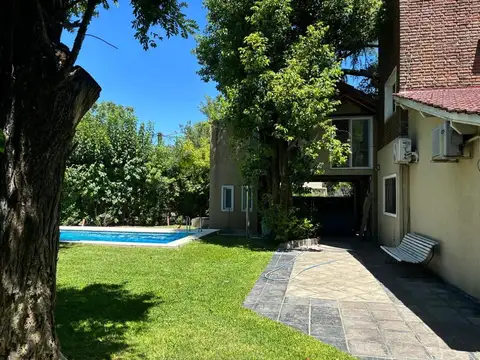 Casa en Venta con 2 cocheras