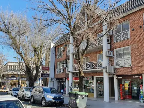 Excelente Oficina de 4 ambientes, en 3° Piso por ascensor.