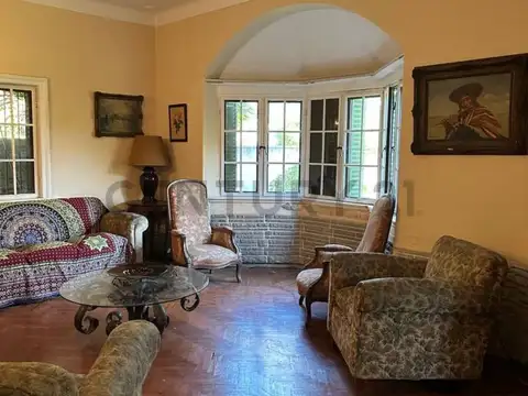 Casa estilo ingles en la mejor zona de La Lucila. ideal Restaurant, Cosmetica, Clinica, Salon de te,