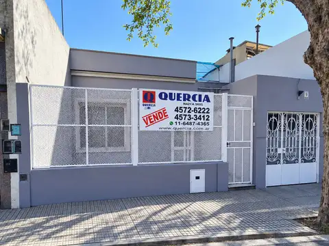 Casa 4 ambientes de estilo con Garage