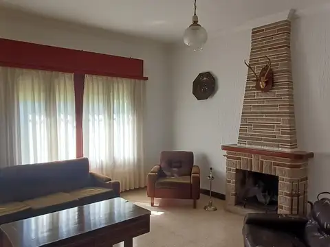 Importante chalet, sobre amplio parque e inmejorable ubicación