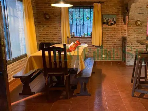 Casa 4 ambientes con 2 baños