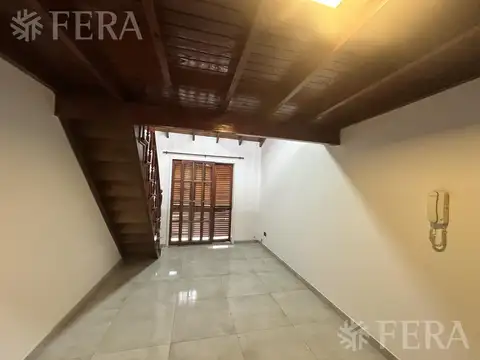 Depto Tipo Casa en Alquiler en Bernal Oeste, $ 600.000