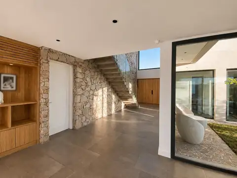 Casa 6 ambientes con 4 baños
