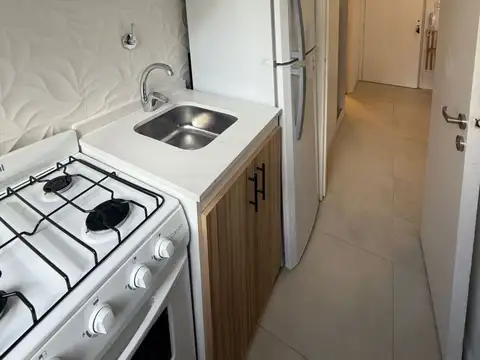 1 Amb. a la calle con balcón reciclado
