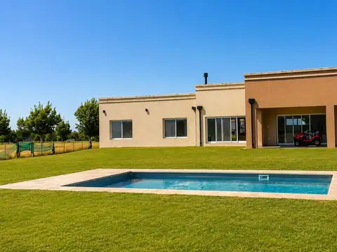 Casa 4 ambientes con 2 baños