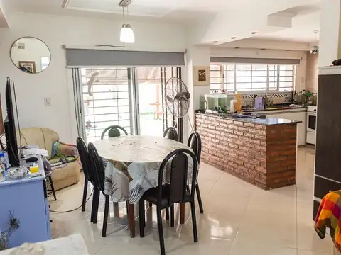 VENTA DE CASA CON PILETA EN BARRIO LOS LAPACHOS