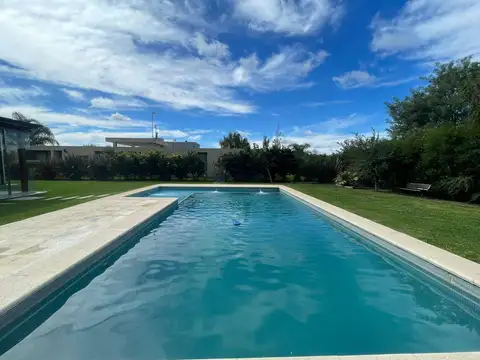 Casa 5 ambientes con 3 baños