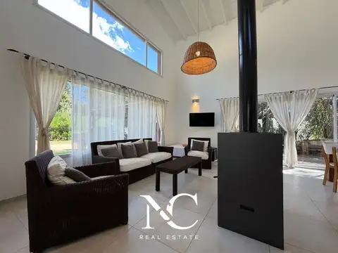 Casa 4 ambientes con 2 baños