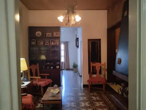 Casa 6 ambientes con 2 baños