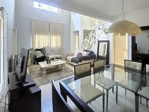 Casa en Venta con 2 cocheras