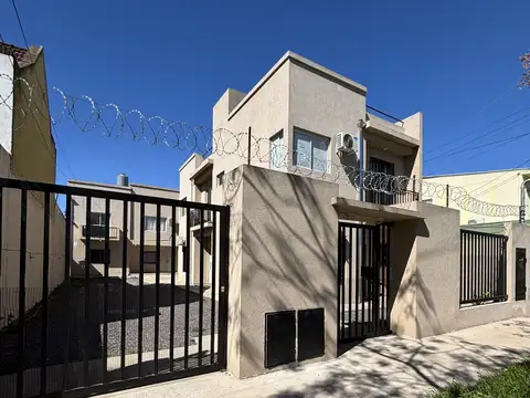EXCELENTE DÚPLEX 3 AMBIENTES CON FONDO Y COCHERA - SAN MIGUEL