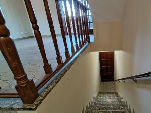 Casa 8 ambientes con 4 baños