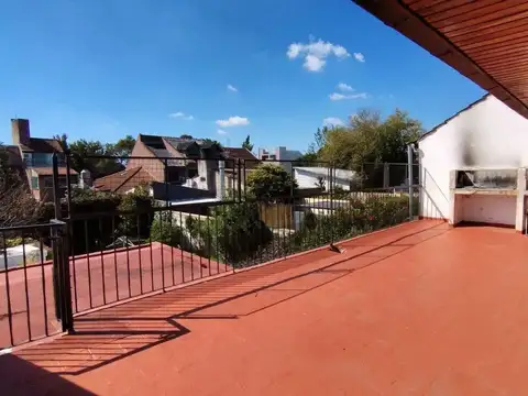 VENTA - CASA 8 AMBIENTES C/COCHERA - SAN ISIDRO