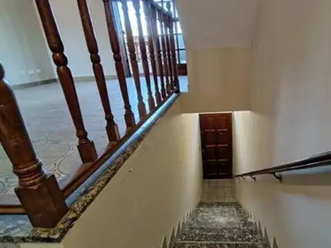 Casa 8 ambientes con 4 baños