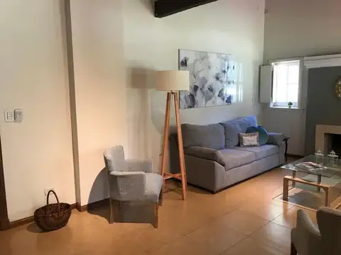 Casa en Alquiler con 3 cocheras