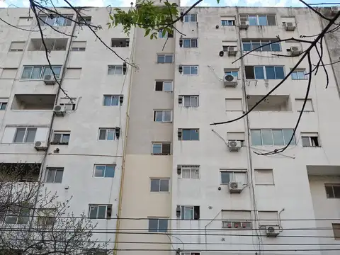 Venta departamento de 3 ambientes con balcón y espacio guardacoche.