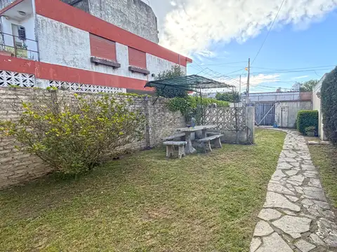 CASA 3 AMBIENTES MULTIFAMILIAR EN LOTE PROPIO CON JARDIN