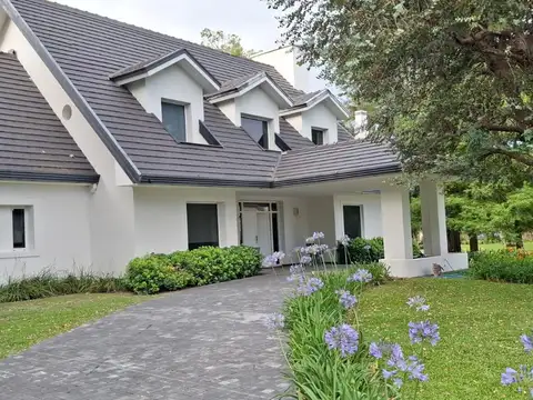 Imponente Casa en Aldea Tenis