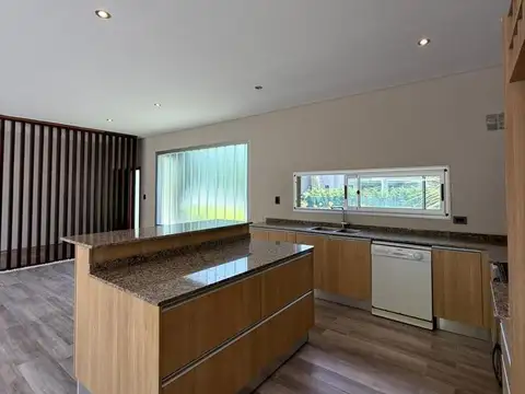 Casa en Alquiler con 2 cocheras