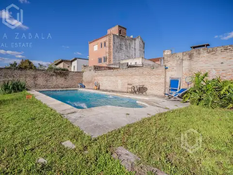 OPORTUNIDAD! Venta casa de siete ambientes con jardín, pileta, garaje y depósito en Bella Vista