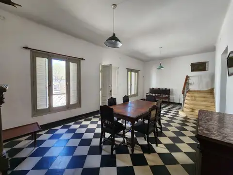 Casa 8 ambientes con 2 baños