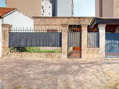 Casa sobre lote 10x30 | 300 m² | Ideal desarrollo | Morón