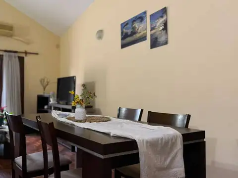 Casa Apta Crédito en una Planta con Gran Parque y Pileta – Barrio Las Rosas