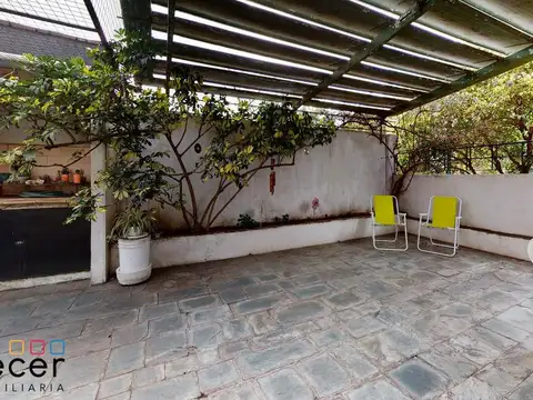 PH de 4 ambientes al frente con patio y balcón Entrada independiente Sin expensas