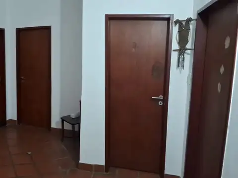 CASA AMERICANA 4 AMB. C/ GARAGE-PARQUE CON DEPTO. DOS AMB. A