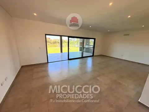 Casa en Venta con 3 cocheras