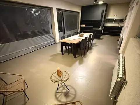 Casa en Alquiler con 4 cocheras