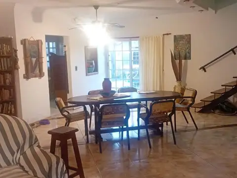 Casa 8 ambientes con 3 baños