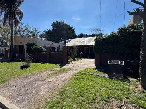 Casa 8 ambientes con 4 baños