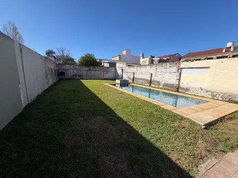 Venta casa sobre lote propio en Bernal Oeste