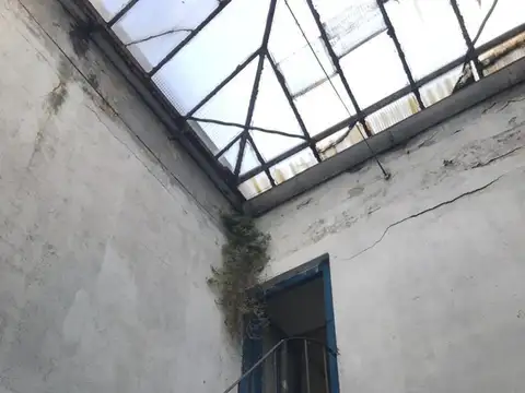 Casa 8 ambientes con 2 baños