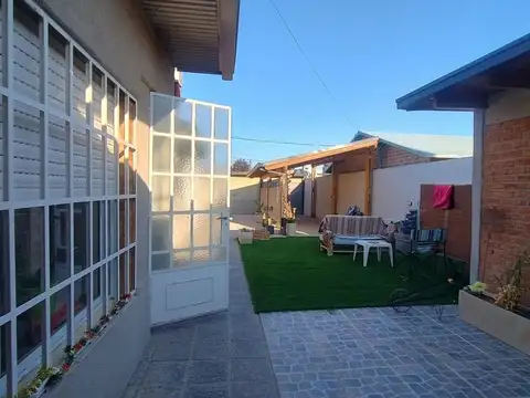 Casa 6 ambientes con 2 baños