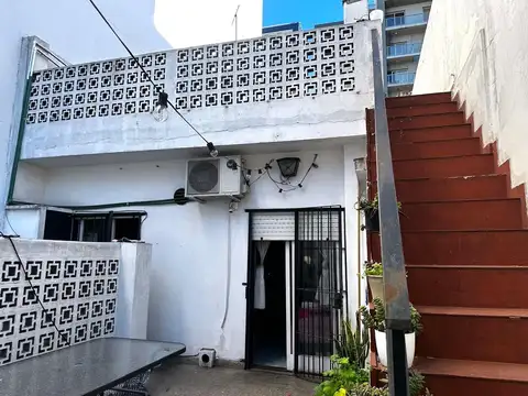 CASA EN TERRENO PROPIO DE 6.34 * 34.64 DE FONDO EN PLENO VILLA CRESPO - 2 PLANTAS