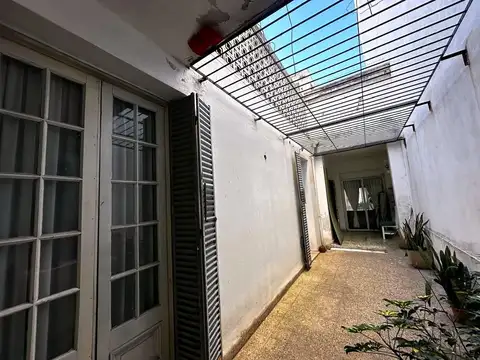 CASA EN TERRENO PROPIO DE 6.34 * 34.64 DE FONDO EN PLENO VILLA CRESPO - 2 PLANTAS