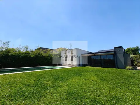 Casa con pileta en Santa Guadalupe Pilar del Este