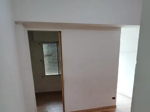 *EXCELENTE DEPARTAMENTO DE 2 AMBIENTES Y MEDIO CON GRAN PATIO Y QUINCHO EN VILLA LUZURIAGA*