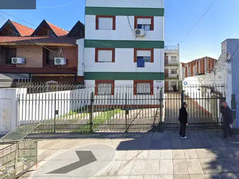 *EXCELENTE DEPARTAMENTO DE 2 AMBIENTES Y MEDIO CON GRAN PATIO Y QUINCHO EN VILLA LUZURIAGA*