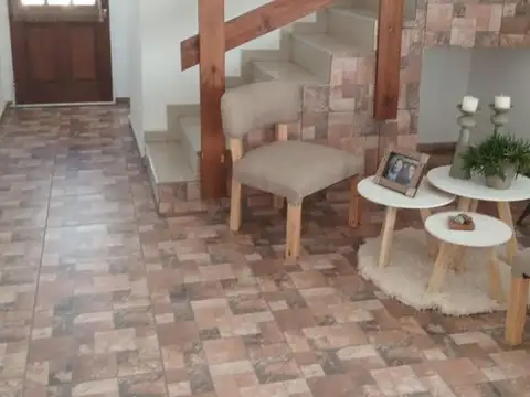 Casa en venta - 3 Dormitorios 2 Baños - Cochera - 250Mts2 - San Alfonso, Villa Allende