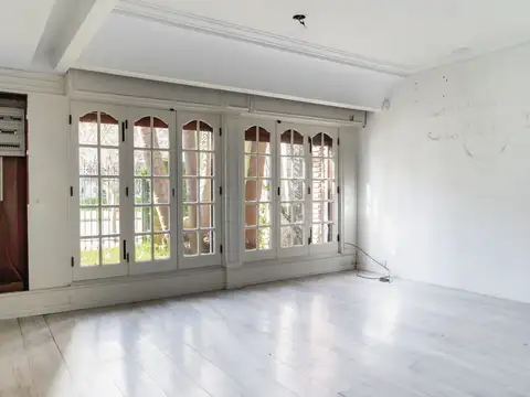 Casa en Alquiler con 3 cocheras