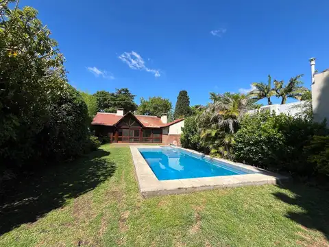 Casa en VENTA de 3 dormitorios, jardín con pileta y quincho! Barrio Alberdi