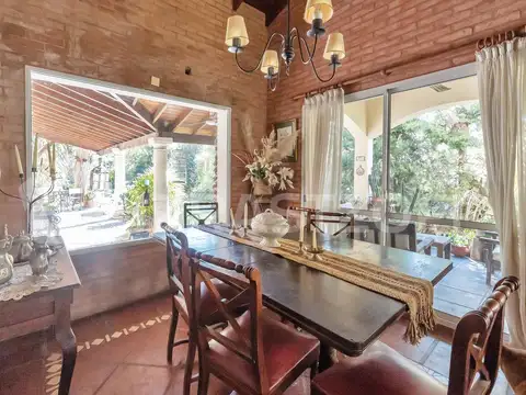 Casa 8 ambientes con 3 baños